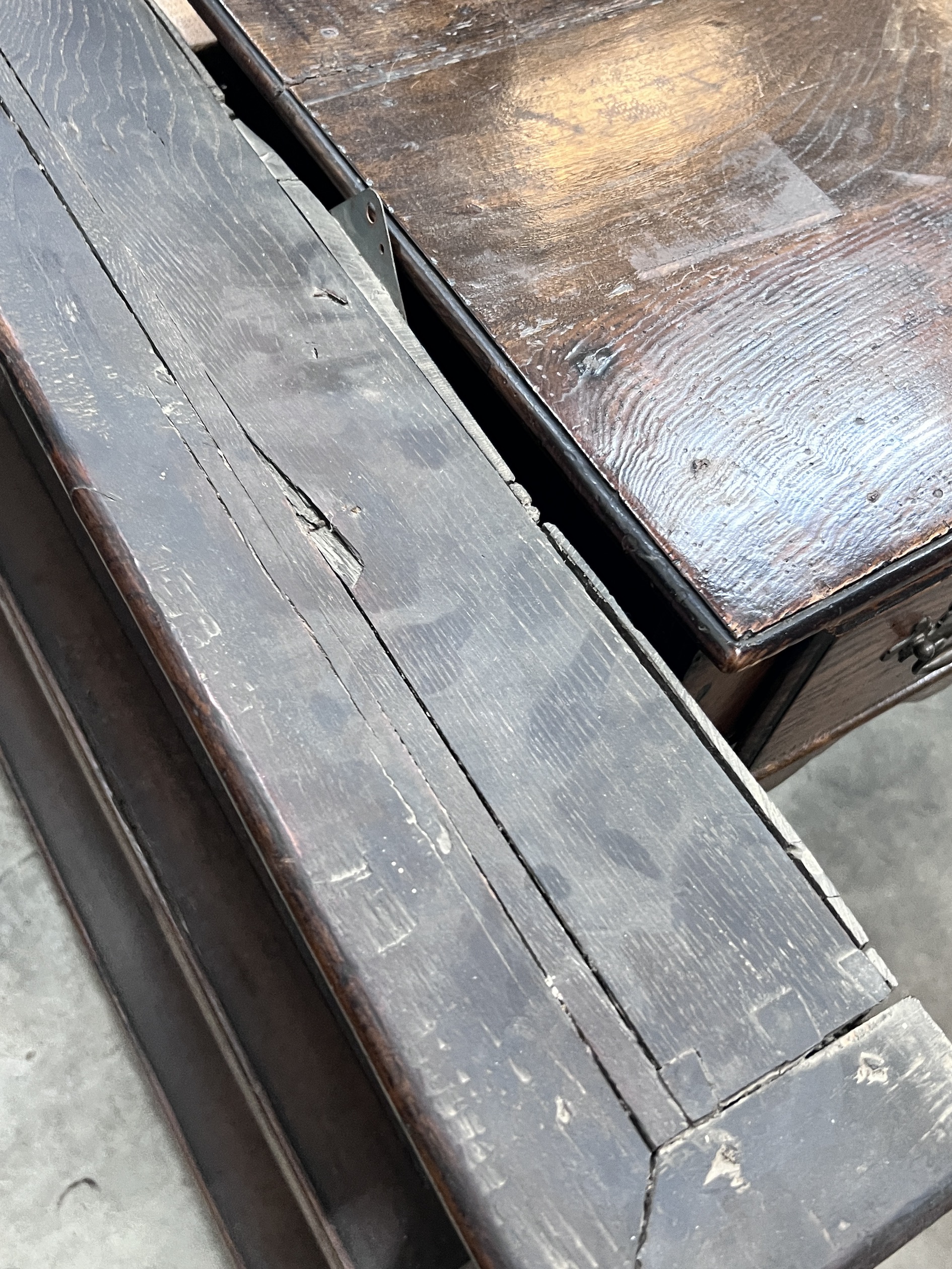 An early 18th century oak plate rack, width 163cm, height 83cm